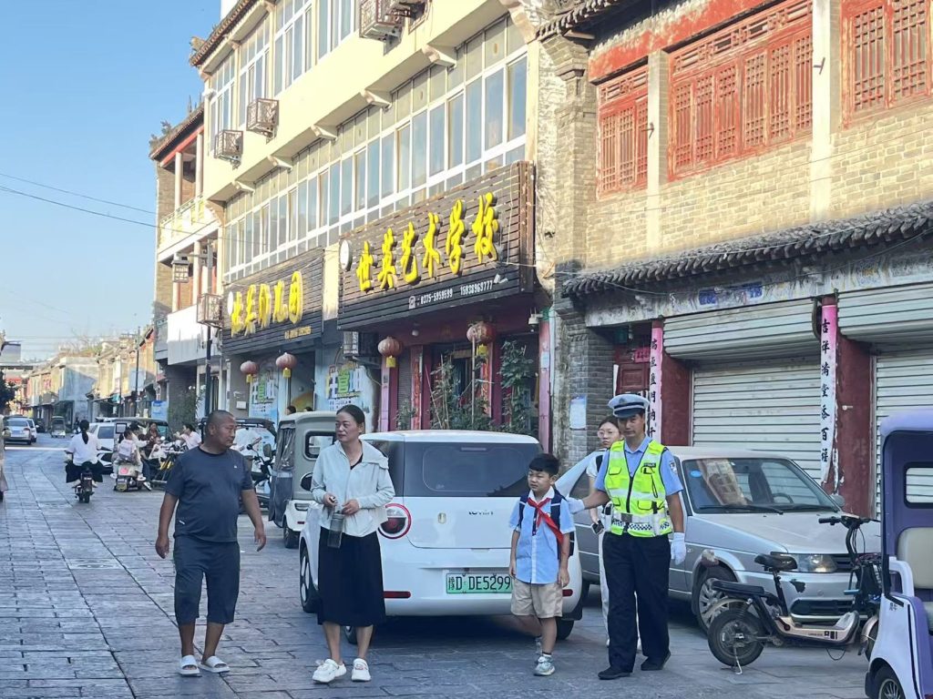 开学第一课|交警护学岗准时上线 全力守护学子平安返校路