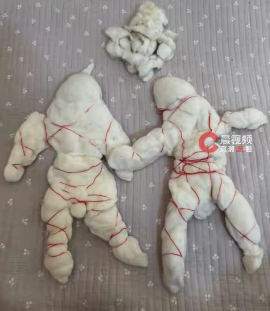 河南焦作:高女士在铺了9年的喜褥里找到了一对缠着红线的棉花小人